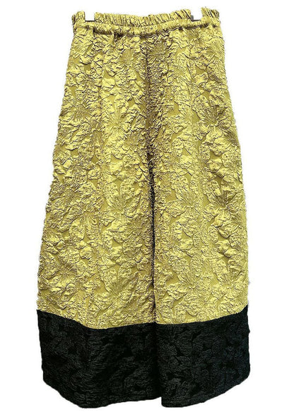 Pantalones anchos de seda con diseño de patchwork y bolsillos amarillos de moda para primavera.