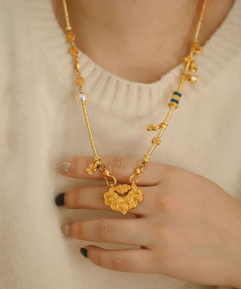 Feine antike Gold-Halskette mit Anhänger in Form eines Schmetterlings