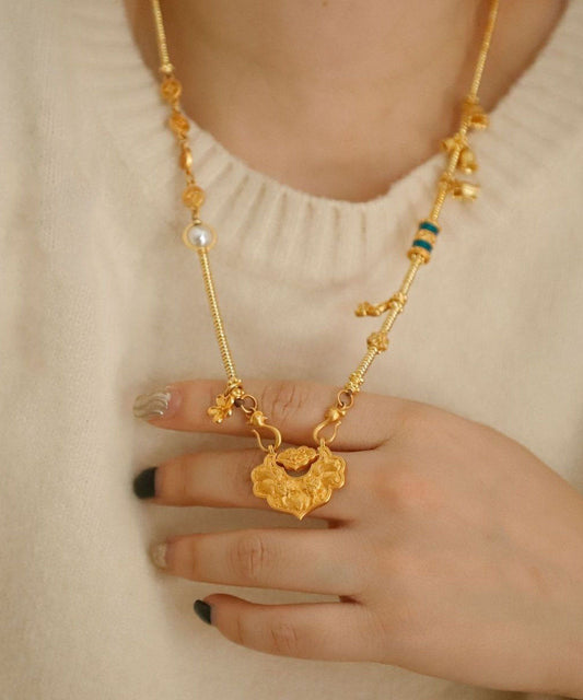 Feine antike Gold-Halskette mit Anhänger in Form eines Schmetterlings