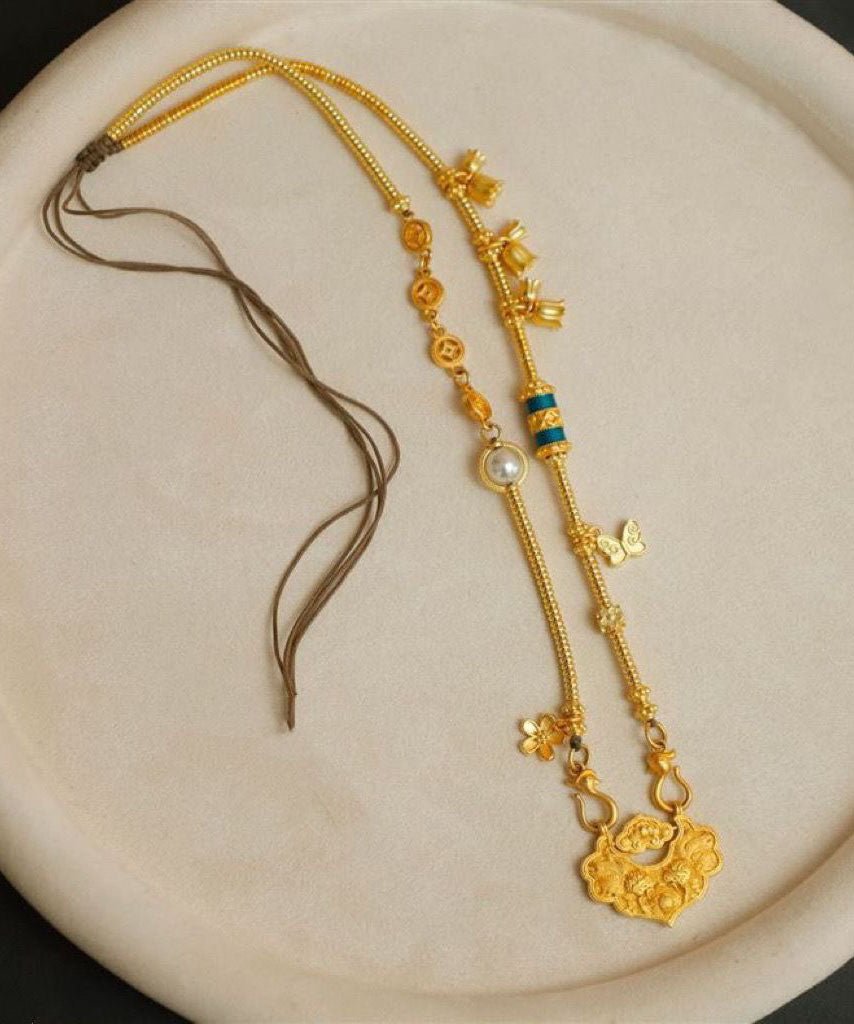 Feine antike Gold-Halskette mit Anhänger in Form eines Schmetterlings