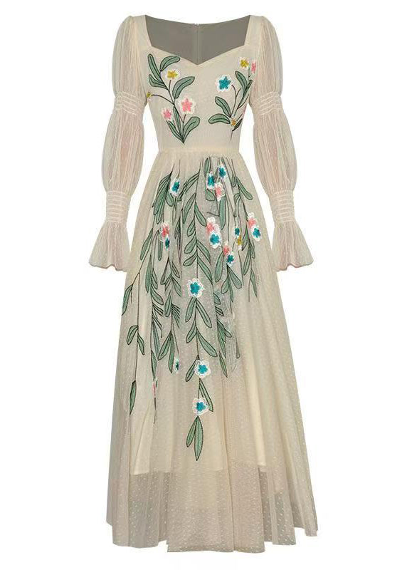 Feines Apricot-Kleid mit quadratischem Kragen und besticktem Patchwork-Tüll