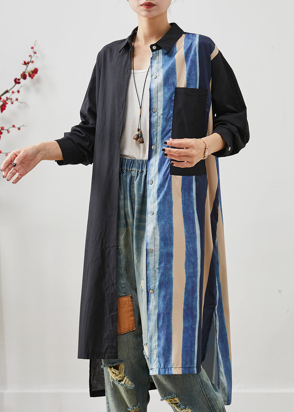 Feines schwarzes asymmetrisch gestreiftes Leinenhemdkleid Sommer