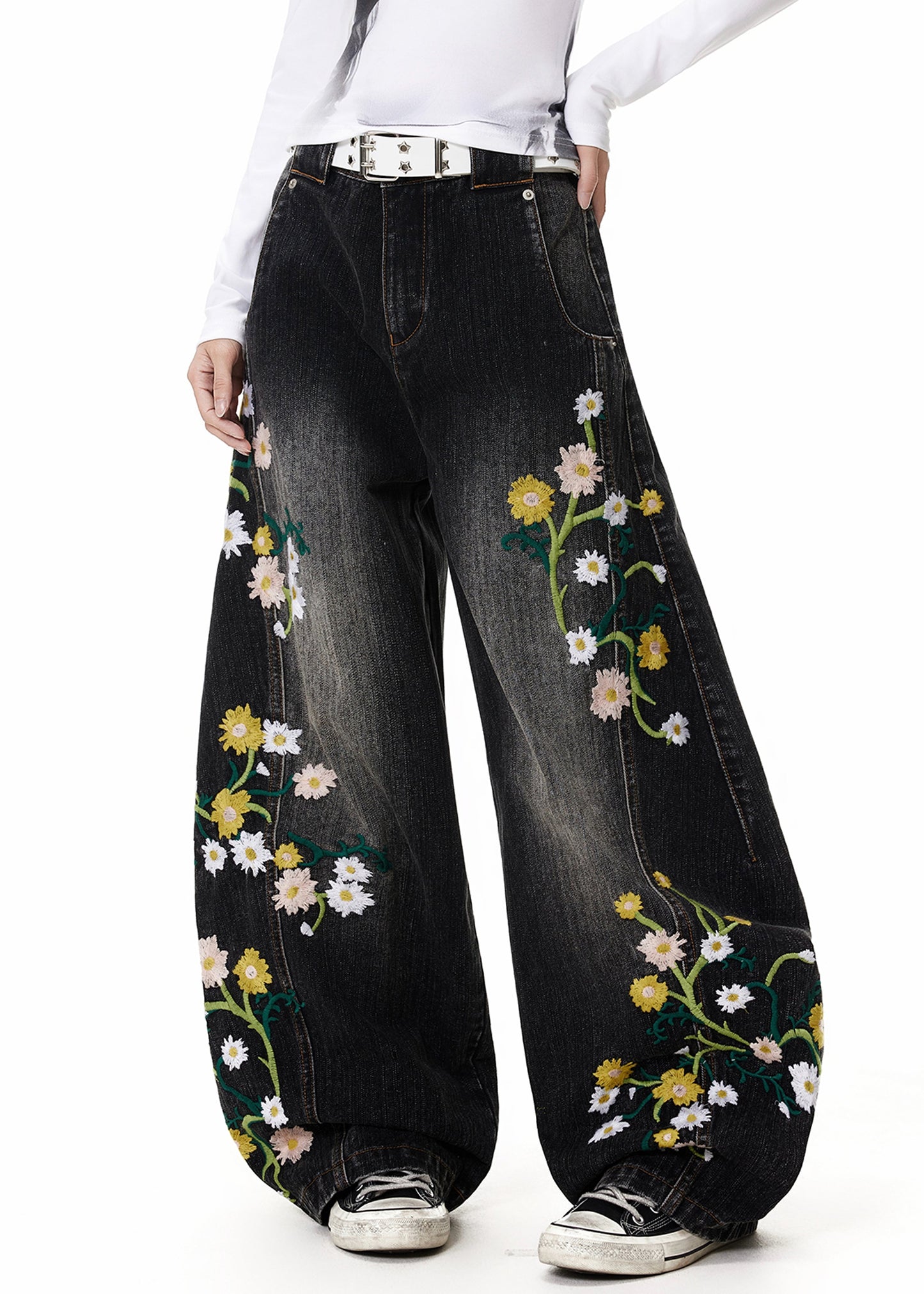 Feine schwarze bestickte High-Waist-Jeans für den Frühling