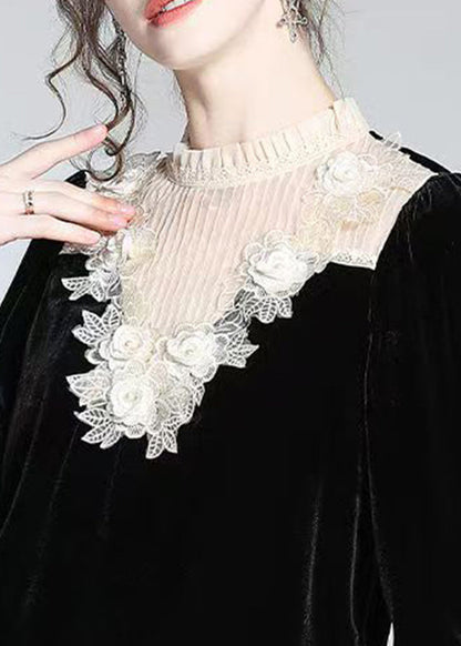 Feines schwarzes Stehkragen-Top aus Seidenvelours mit Spitzen-Patchwork-Oberteil im Herbst