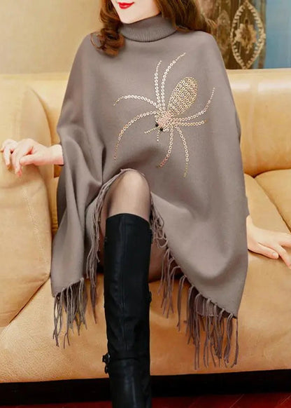 Feines schwarzes Rollkragenpulloverkleid mit Quaste und langem Strickpullover