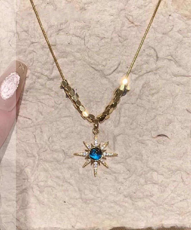 Halskette mit Anhänger in Form eines acht bärtigen Sterns aus Zirkonia, verziert mit feinem, blau-kupferfarbenem, vergoldetem Zirkon.