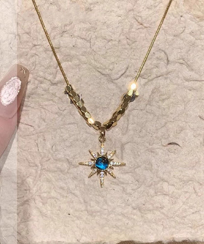 Halskette mit Anhänger in Form eines acht bärtigen Sterns aus Zirkonia, verziert mit feinem, blau-kupferfarbenem, vergoldetem Zirkon.