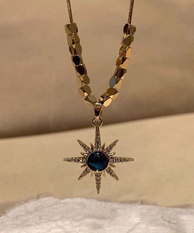 Halskette mit Anhänger in Form eines acht bärtigen Sterns aus Zirkonia, verziert mit feinem, blau-kupferfarbenem, vergoldetem Zirkon.