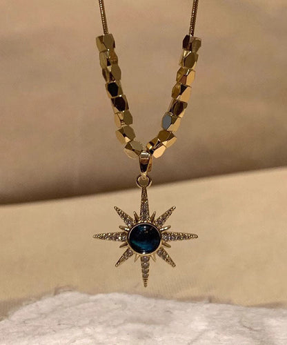 Halskette mit Anhänger in Form eines acht bärtigen Sterns aus Zirkonia, verziert mit feinem, blau-kupferfarbenem, vergoldetem Zirkon.