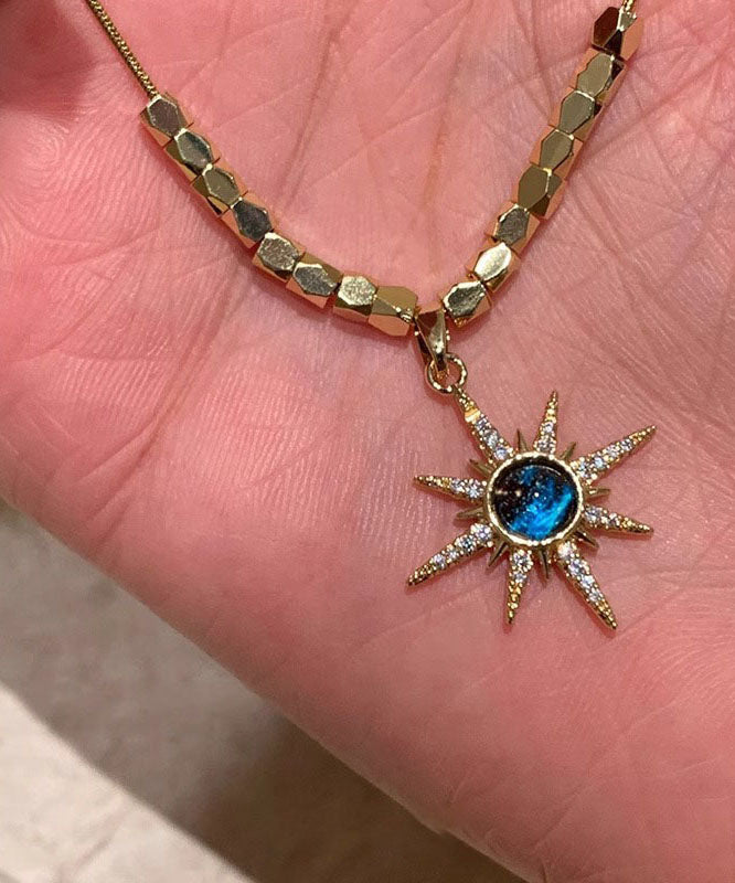 Halskette mit Anhänger in Form eines acht bärtigen Sterns aus Zirkonia, verziert mit feinem, blau-kupferfarbenem, vergoldetem Zirkon.