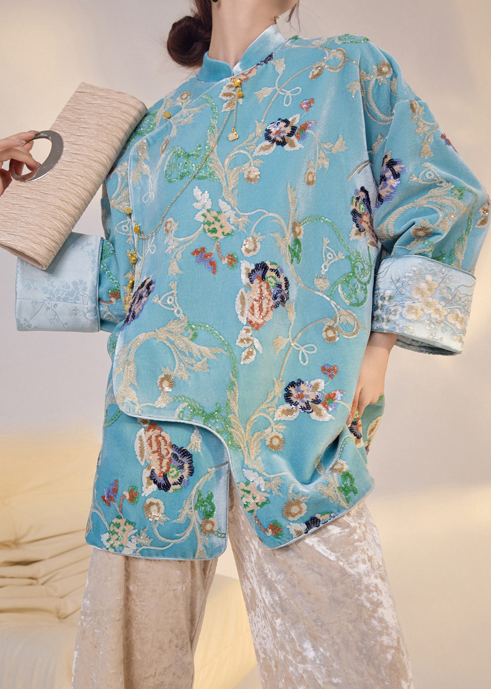 Feiner blauer bestickter Pailletten-Seidenvelours-Mantel im orientalischen Stil für den Frühling