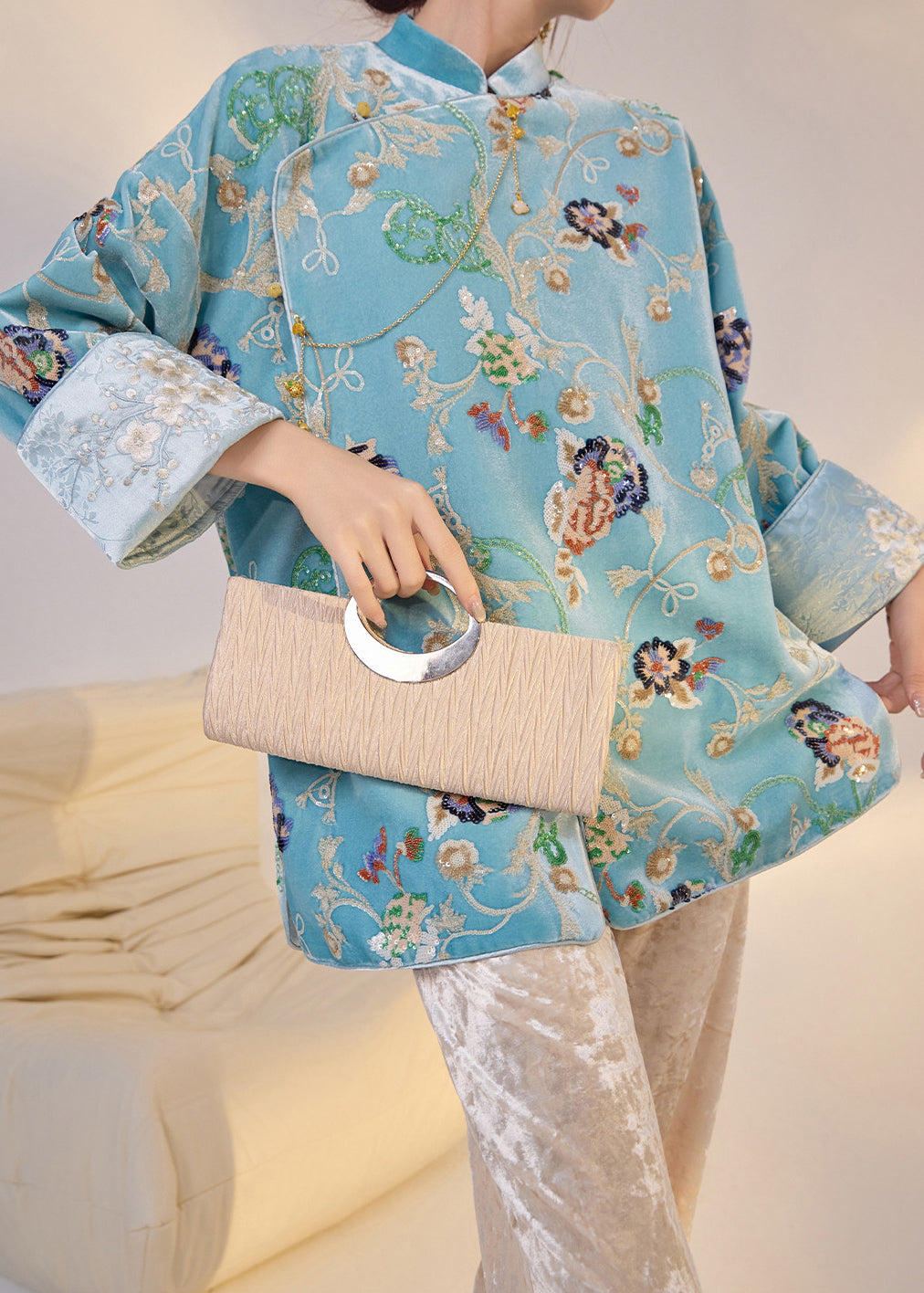 Feiner blauer bestickter Pailletten-Seidenvelours-Mantel im orientalischen Stil für den Frühling