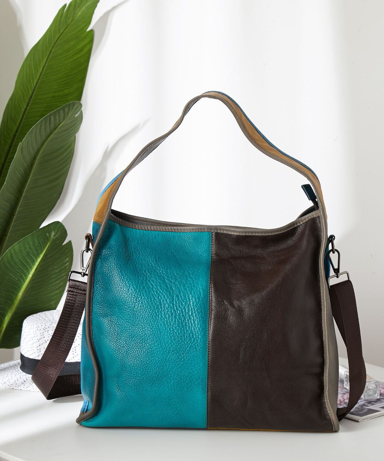 Feine blaue Umhängetasche aus Kalbsleder mit Patchwork-Muster