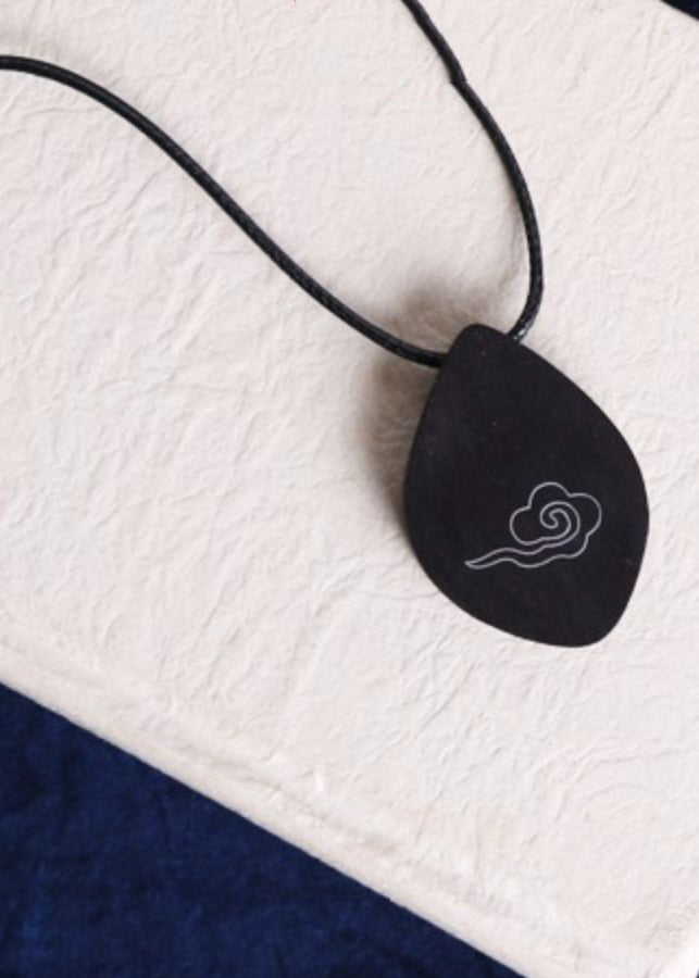 Collar con colgante Xiangyun de sándalo tejido a mano con chocolate fino