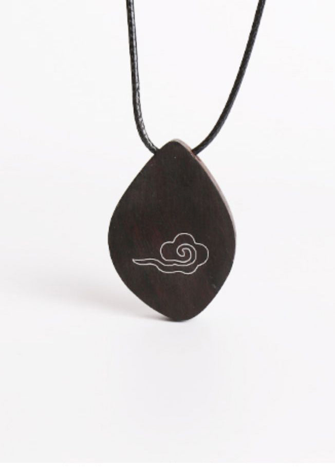 Collar con colgante Xiangyun de sándalo tejido a mano con chocolate fino