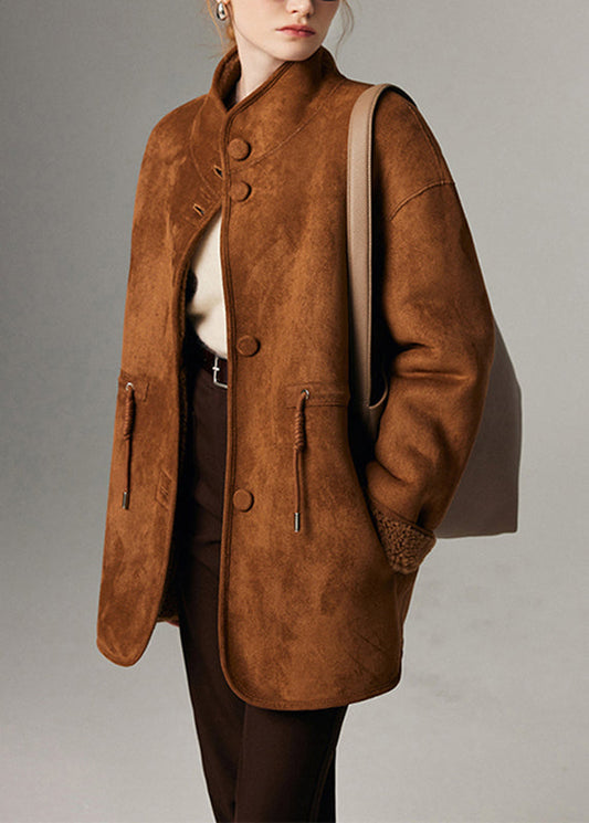 Feiner, kaffeebrauner Wintermantel mit Stehkragen, Taschen, Fleece-, Woll-, Leder- und Pelzfutter.