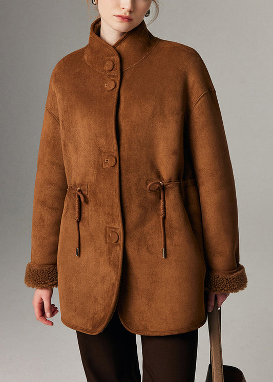 Feiner, kaffeebrauner Wintermantel mit Stehkragen, Taschen, Fleece-, Woll-, Leder- und Pelzfutter.