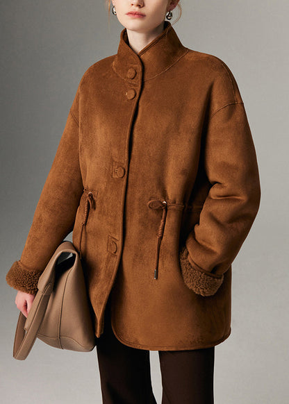Abrigo de invierno con cuello alto, bolsillos, lana, forro de piel y piel de color café.