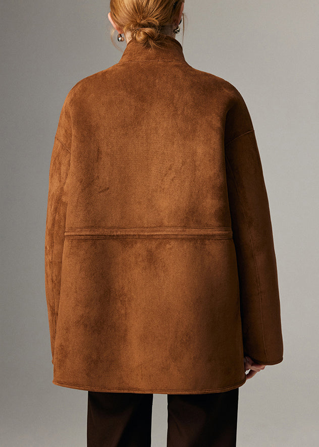 Abrigo de invierno con cuello alto, bolsillos, lana, forro de piel y piel de color café.