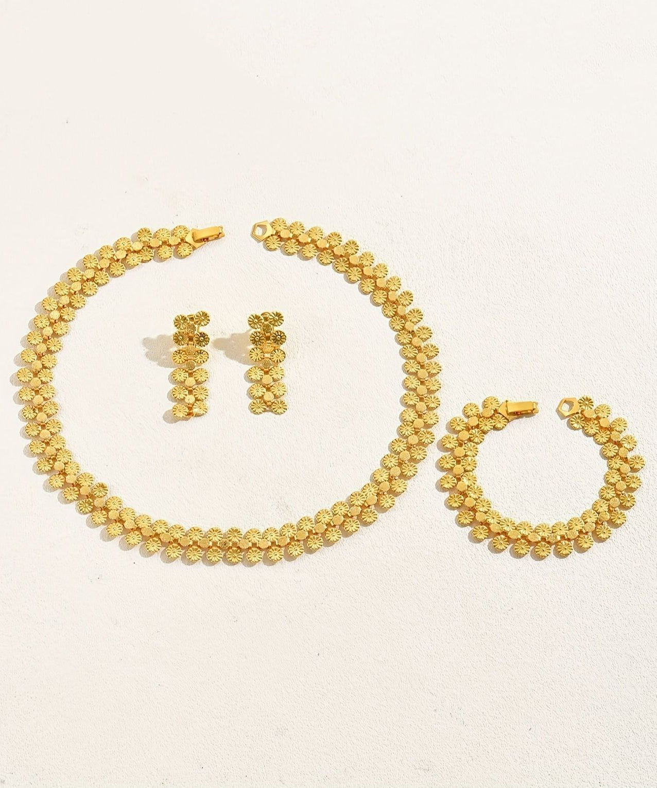 Conjunto de tres piezas de collar, pulsera y pendientes colgantes de aleación de oro fino.