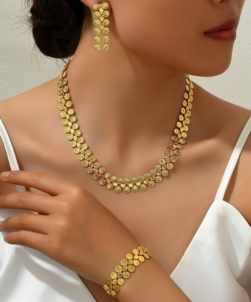 Conjunto de tres piezas de collar, pulsera y pendientes colgantes de aleación de oro fino.