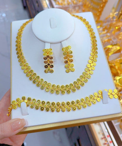 Conjunto de tres piezas de collar, pulsera y pendientes colgantes de aleación de oro fino.