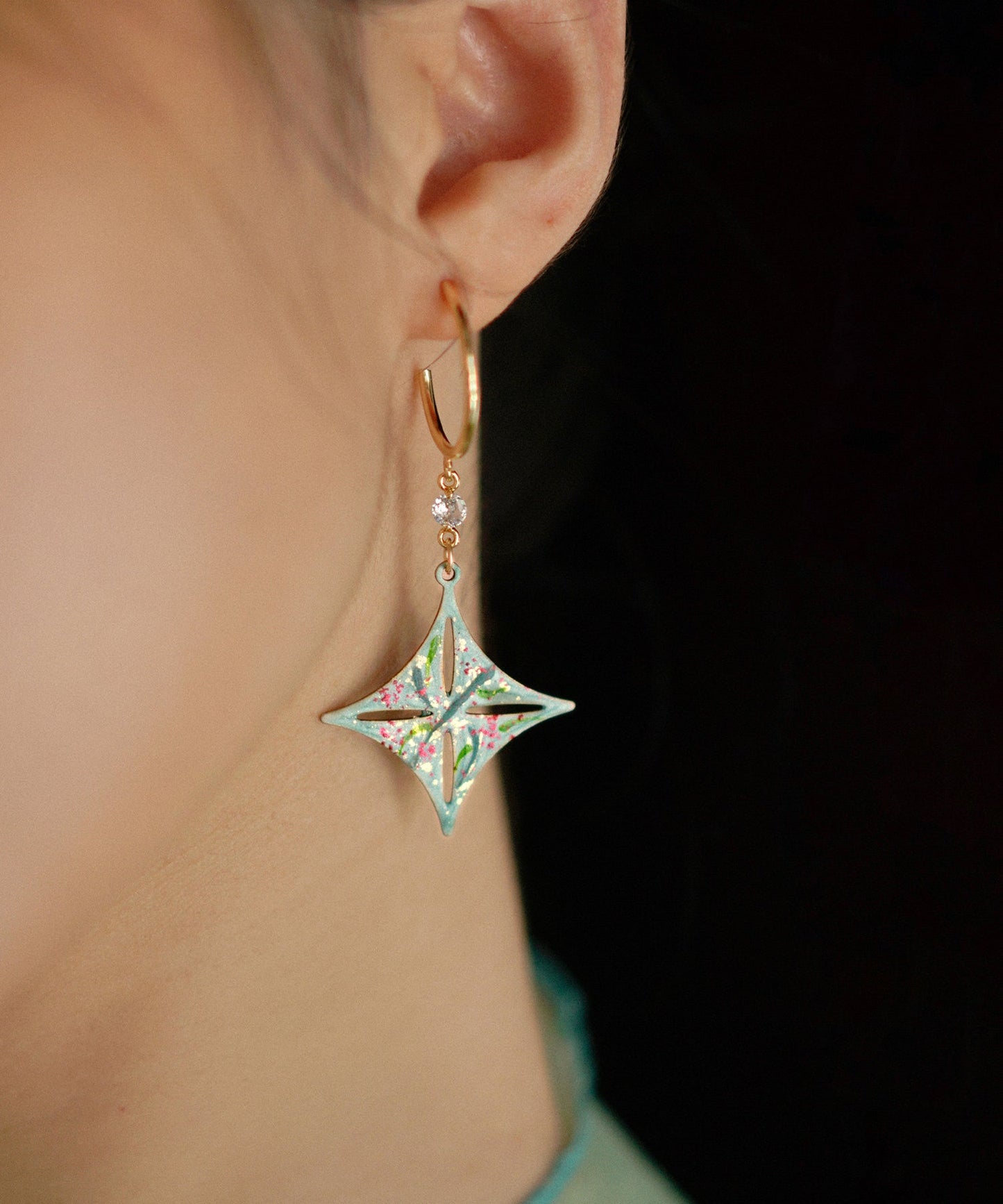 Ohrhänger aus feinem Gold und Kupfer mit Diamanten