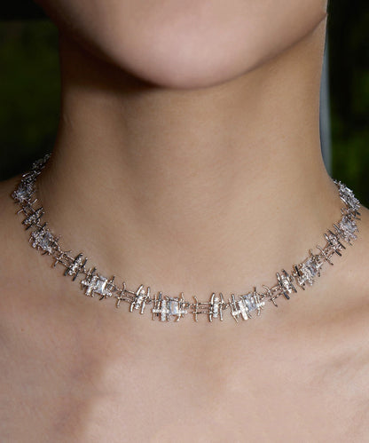 Feine Halskette mit goldenem Metall-Edelstein