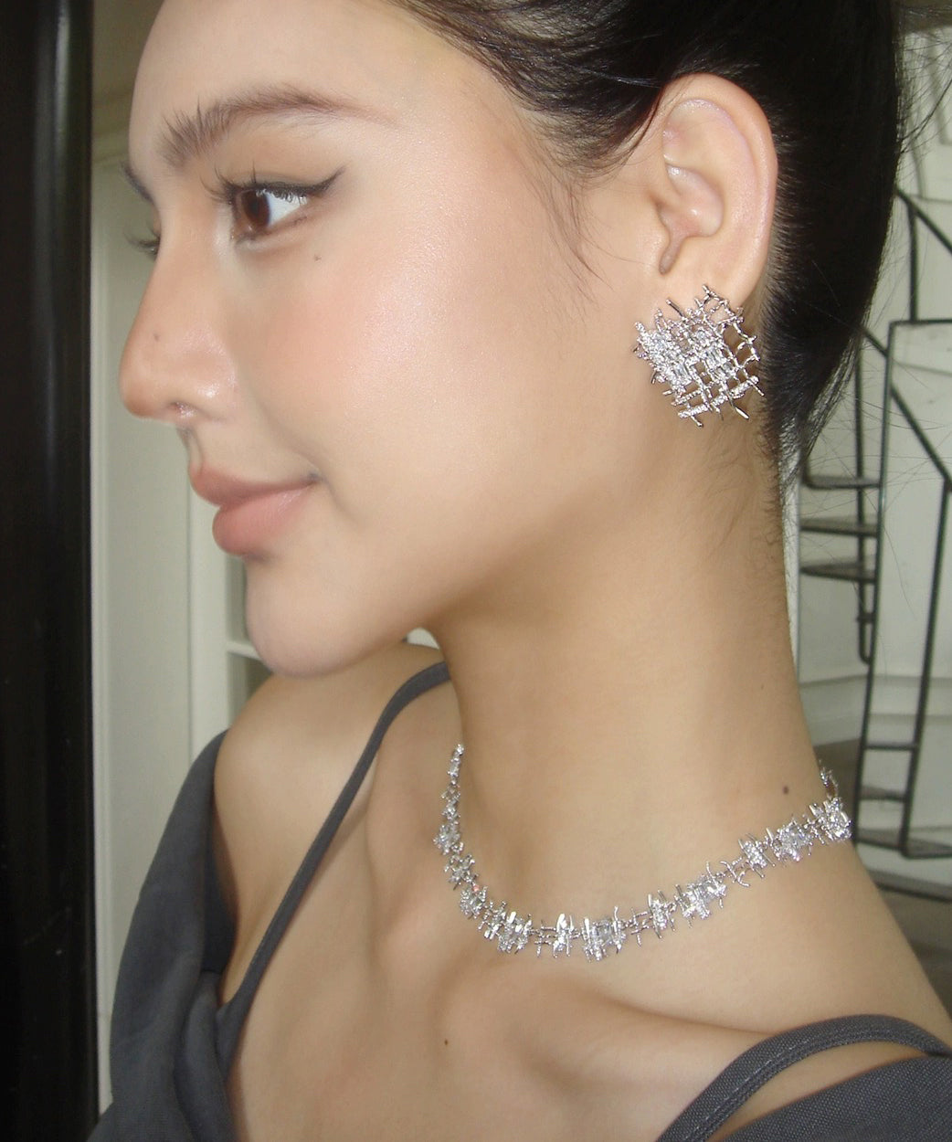 Feine Halskette mit goldenem Metall-Edelstein