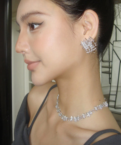 Feine Halskette mit goldenem Metall-Edelstein