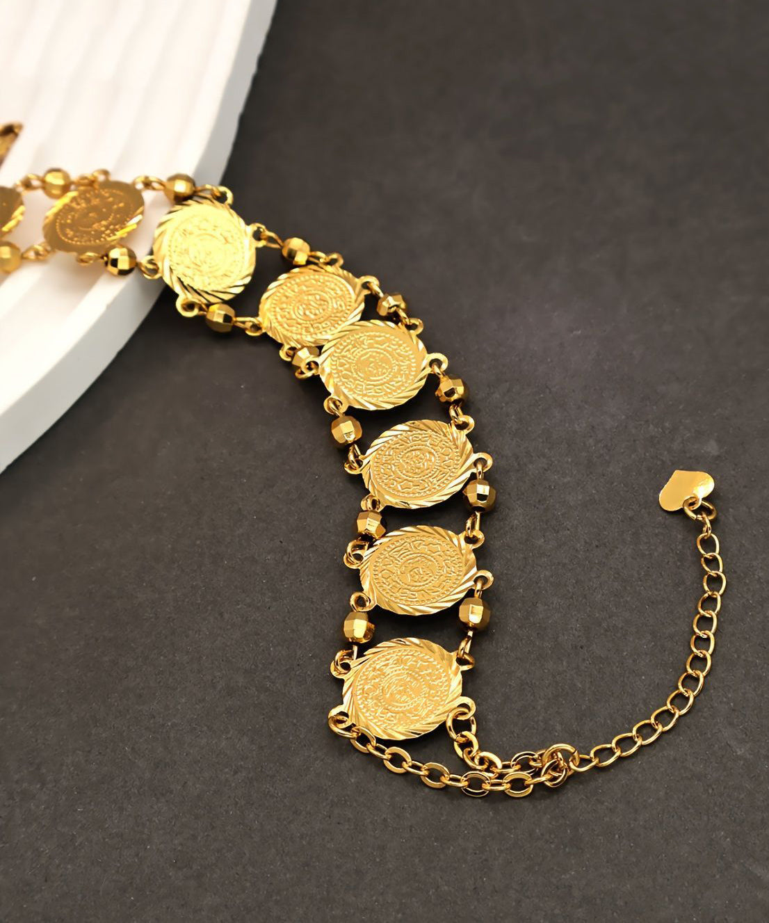 Doppellagiges Armband mit Münzanhänger aus feinem Gold und Sterlingsilber mit Übergoldung.