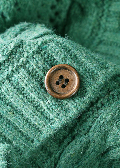 Feiner grüner, lockerer Herbst-Strickpullover mit Rüschen und bestickten Knöpfen