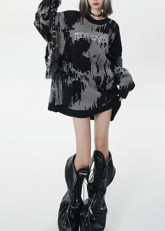 Feiner grauer Oversize-Langpullover mit Batikmuster für den Winter