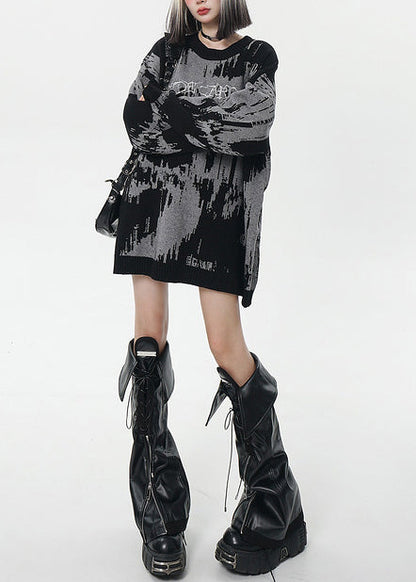 Feiner grauer Oversize-Langpullover mit Batikmuster für den Winter