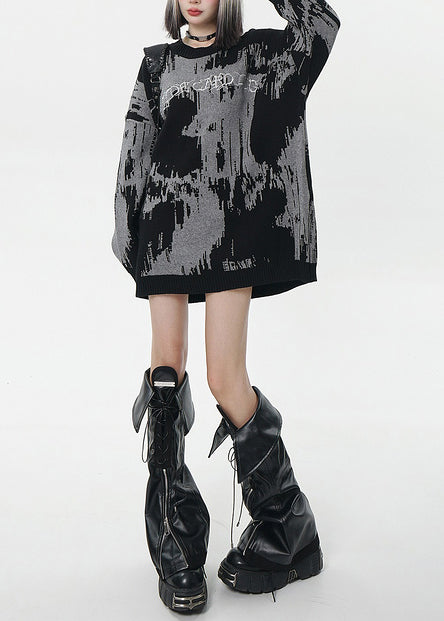 Feiner grauer Oversize-Langpullover mit Batikmuster für den Winter