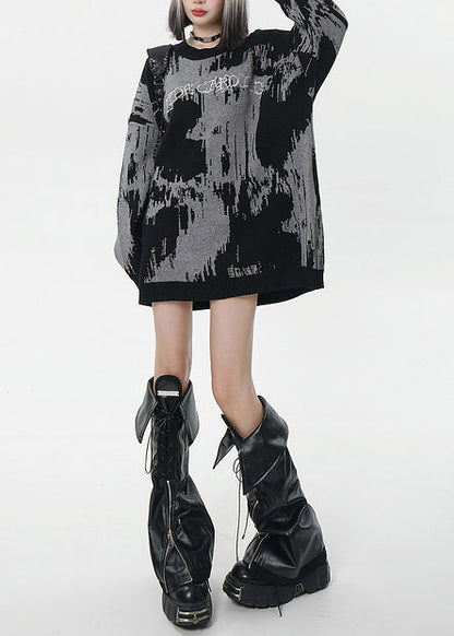 Feiner grauer Oversize-Langpullover mit Batikmuster für den Winter