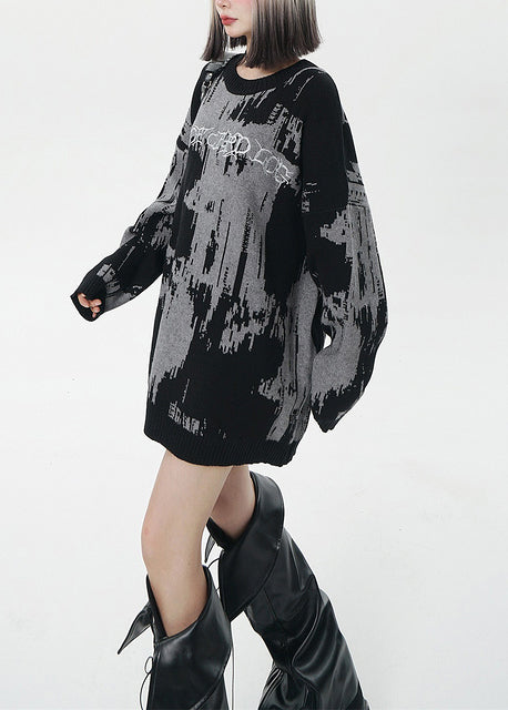 Feiner grauer Oversize-Langpullover mit Batikmuster für den Winter