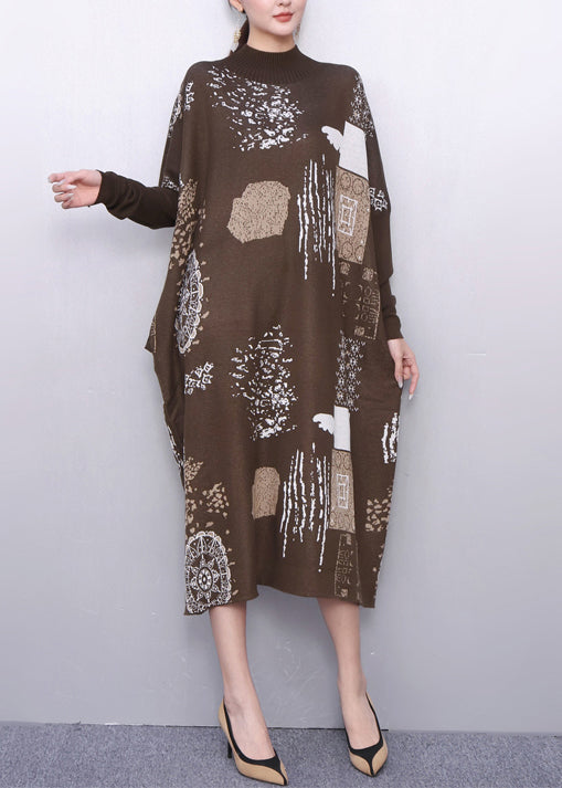 Feines khakifarbenes Oversize-Strickkleid mit Print für den Winter