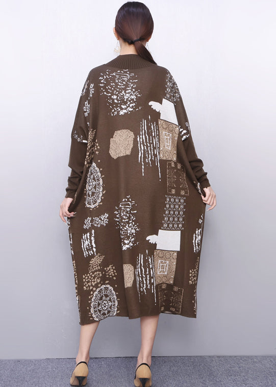 Feines khakifarbenes Oversize-Strickkleid mit Print für den Winter