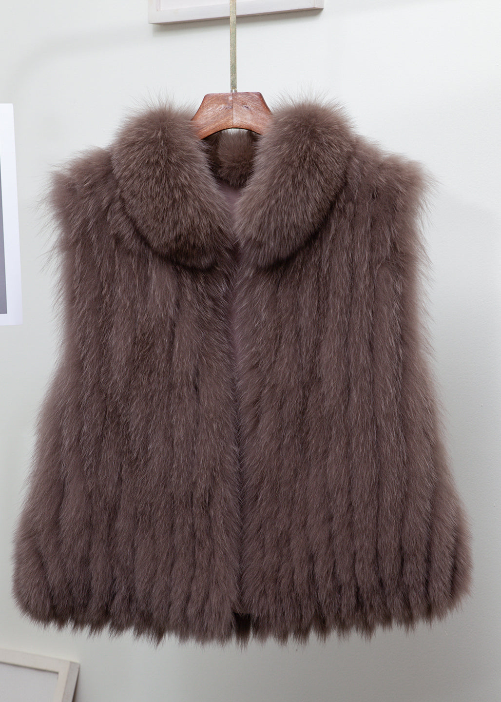 Feine hellblaue Weste mit Stehkragen aus massivem Leder und Pelz, ärmellos