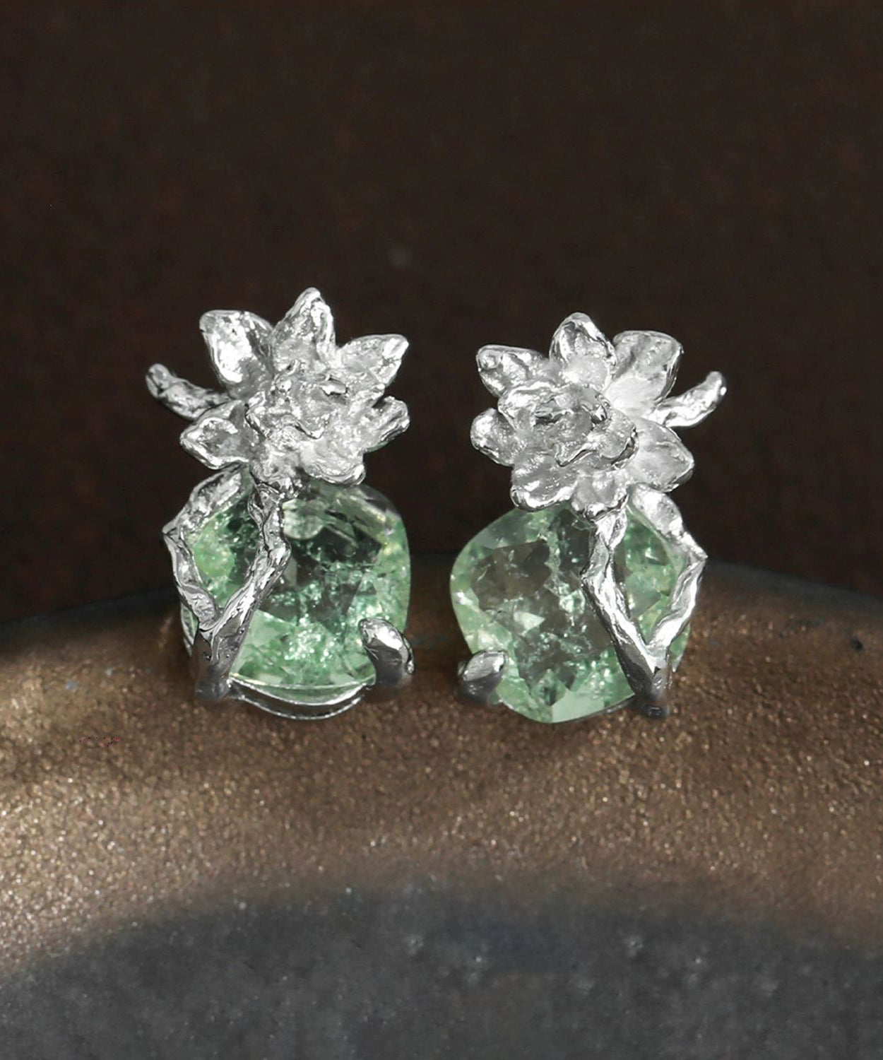 Pendientes de plata de ley con circonitas y flor de hielo de color verde claro