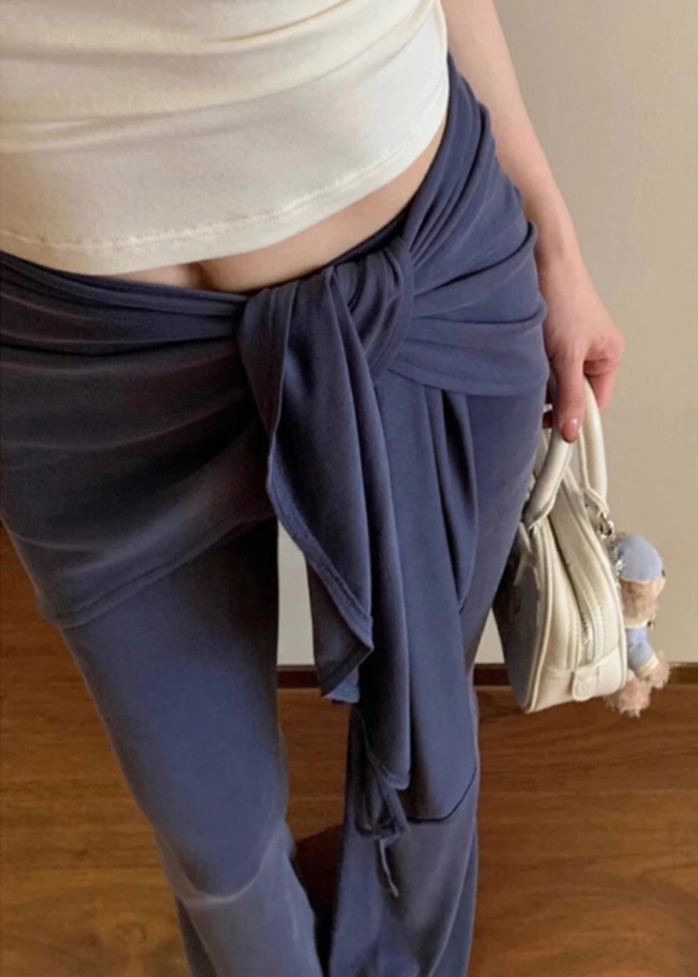 Feine marineblaue Leggings mit hohem Bund, Bindegürtel und ausgestelltem Bein