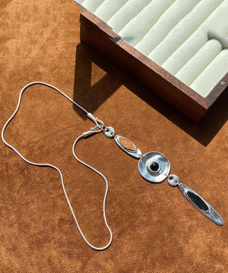 Halskette mit Anhänger in Tropfenform aus feiner Seide, Edelstahl und Leder