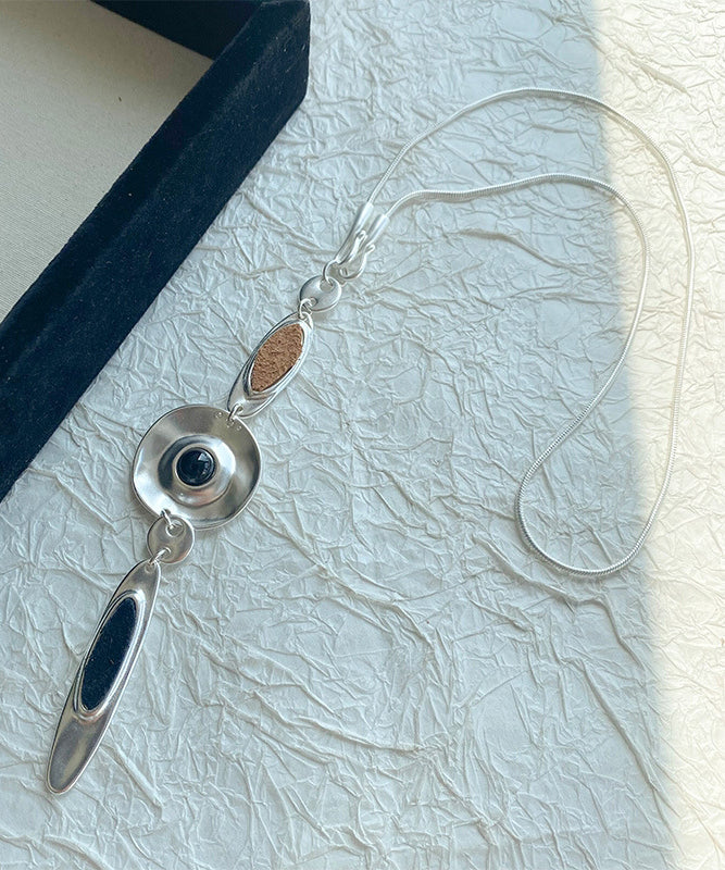 Halskette mit Anhänger in Tropfenform aus feiner Seide, Edelstahl und Leder