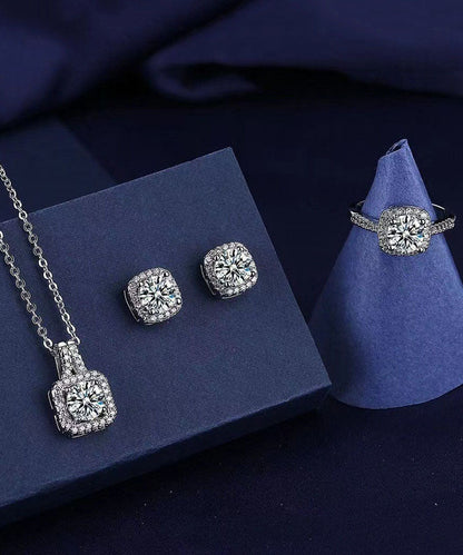 Conjunto de tres piezas de pendientes, anillos y collar con colgante de circonita de acero inoxidable de seda fina.