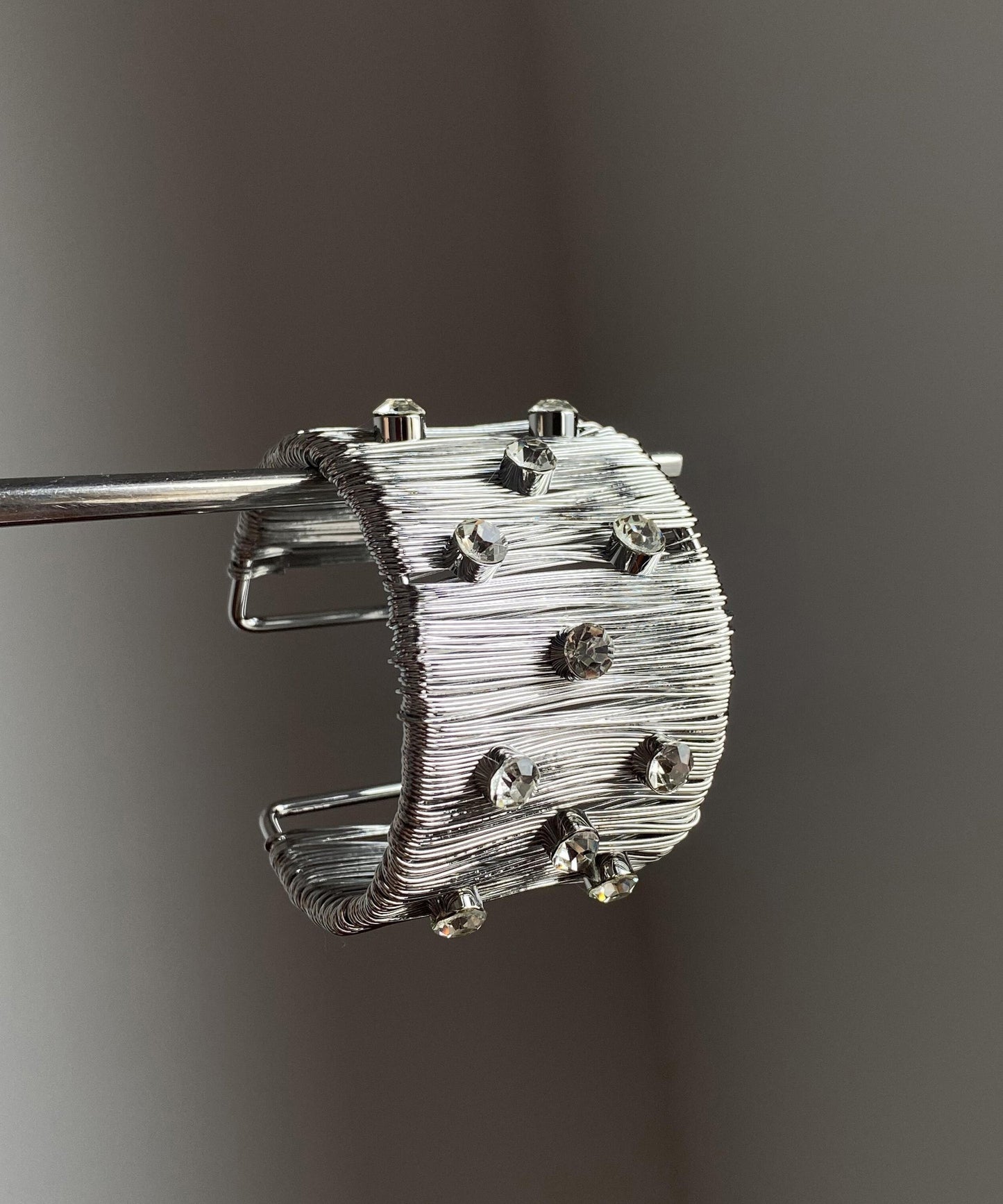 Manschette aus feiner Seide, Sterlingsilber und Zirkonia