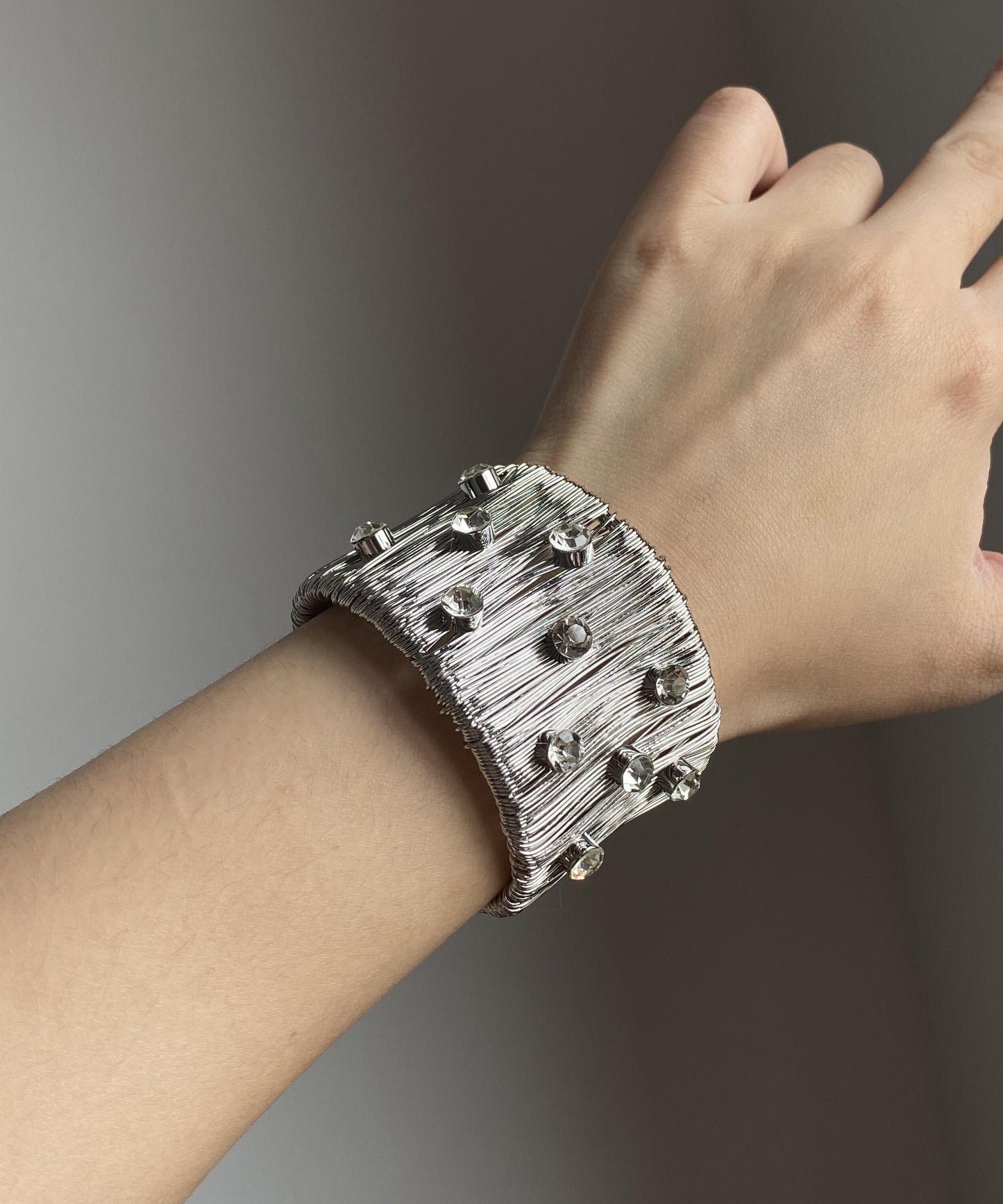 Manschette aus feiner Seide, Sterlingsilber und Zirkonia