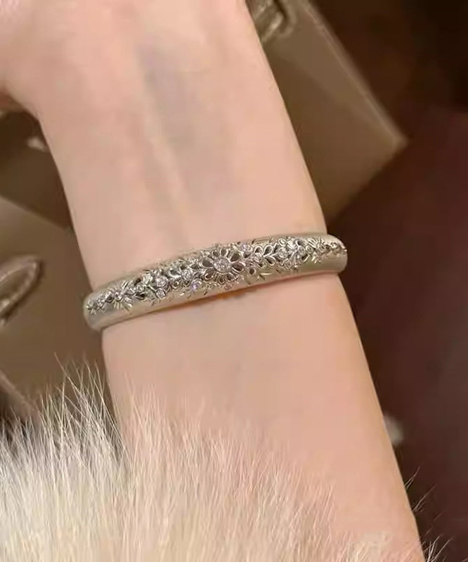 Manschette aus feiner Seide, Sterlingsilber und Zirkonia mit durchbrochenem Muster