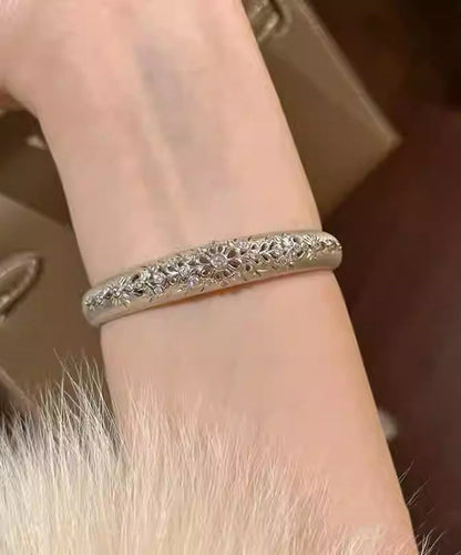 Manschette aus feiner Seide, Sterlingsilber und Zirkonia mit durchbrochenem Muster