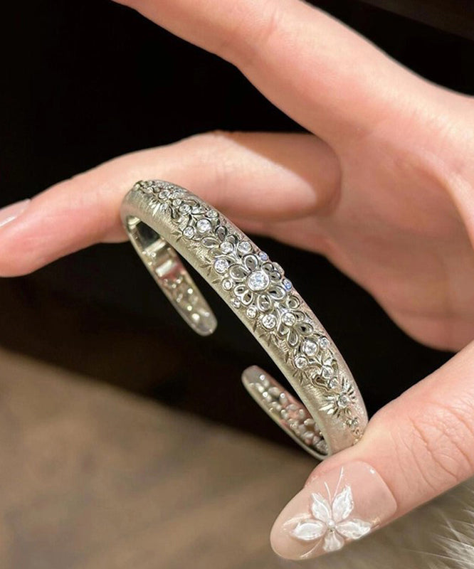 Manschette aus feiner Seide, Sterlingsilber und Zirkonia mit durchbrochenem Muster